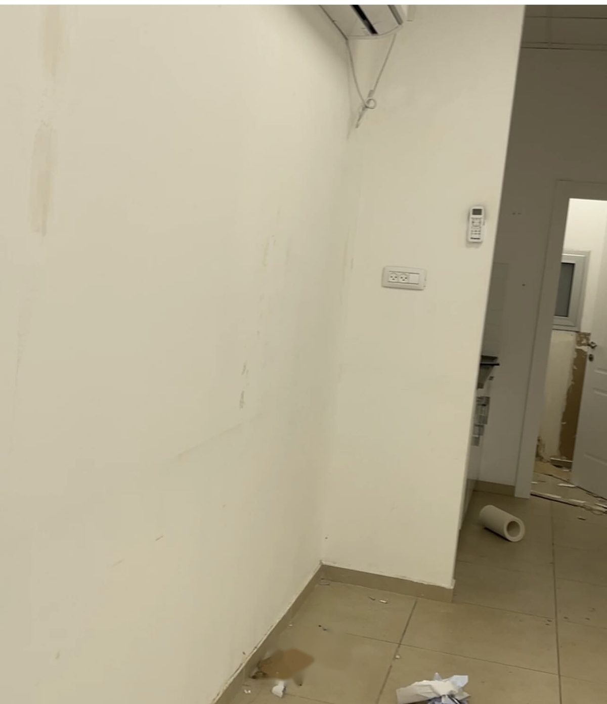 פינת הישיבה לפני העיצוב, קיר לבן חלק ומזגן